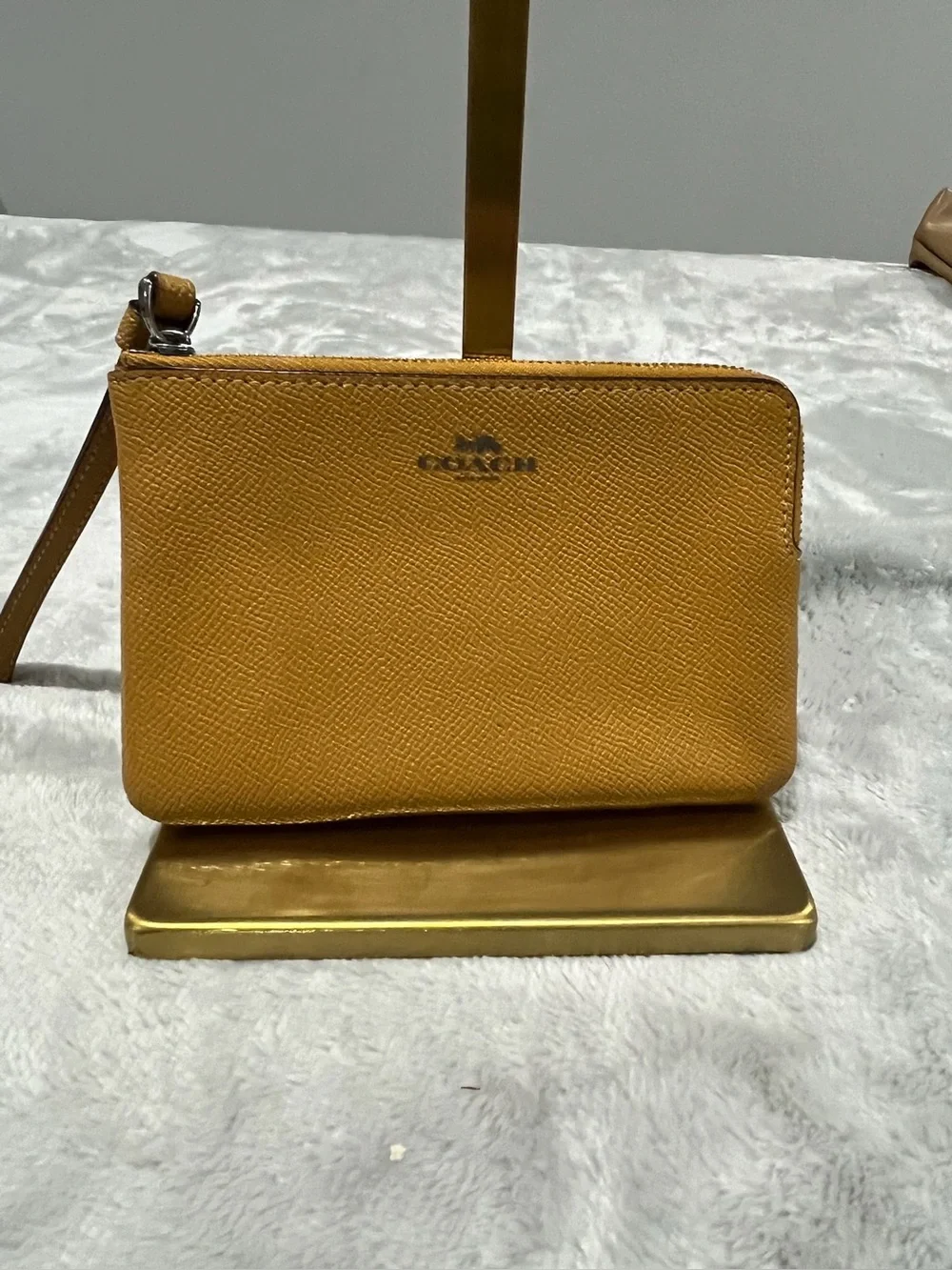 Coach Corner Zip Wristlet in Crossgrain Leather – Mustard Yellow / Honeycomb